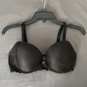 Brand New Victoria Secret push up bra // Size: 32DD